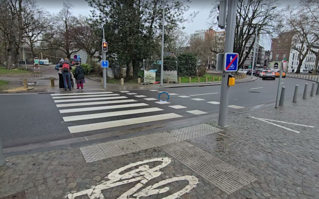 Passage pour piétons à la sortie de l'arrêt Charlemagne