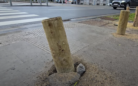 Poteau situé fin de passage pour piéton.