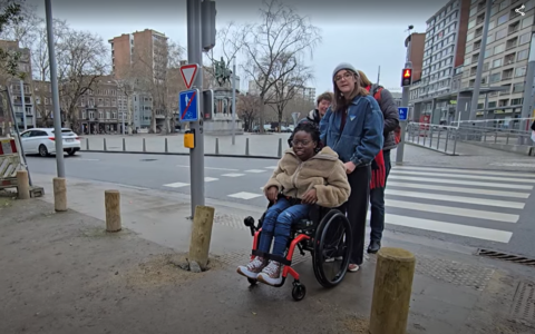 Groupe test de parcours sur la première traversée de route vers le village associatif